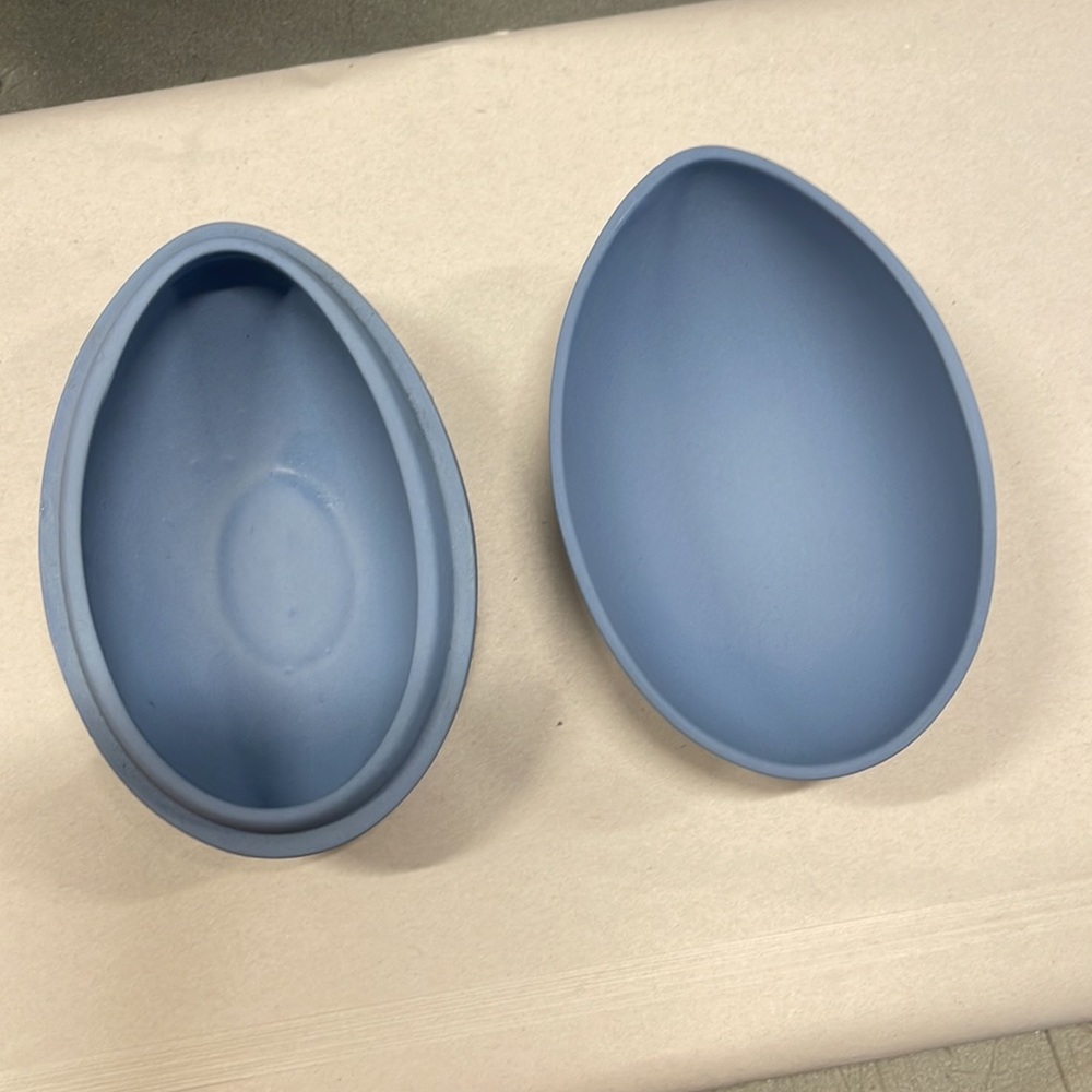 Wedgewood blue jasperware egg shaped box - Picture 7 of 11